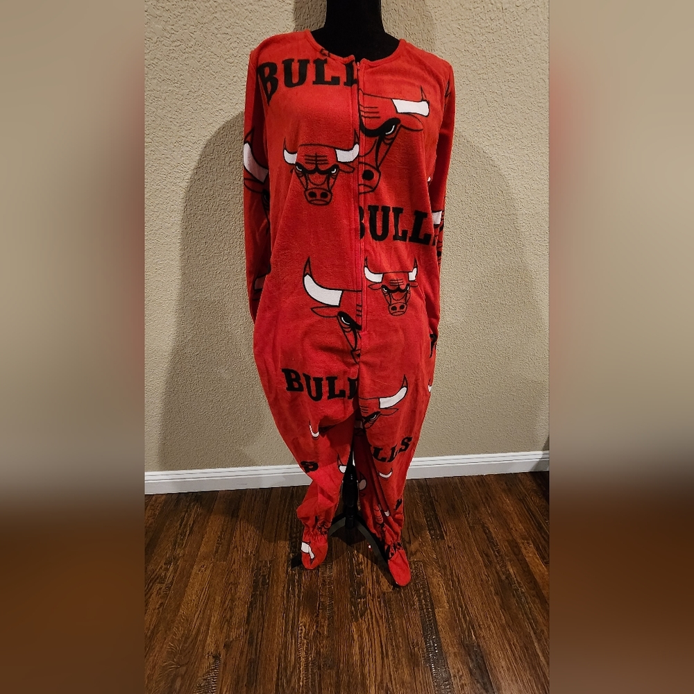 Concept Sports Chicago Bulls Women's onesie. Red. XL. Brand New